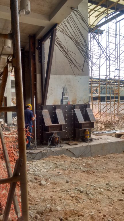 727 - Reforço de fundação e estrutura metálica para renivelamento dos pilares do elevador com o posicionamento dos macacos hidráulicos
