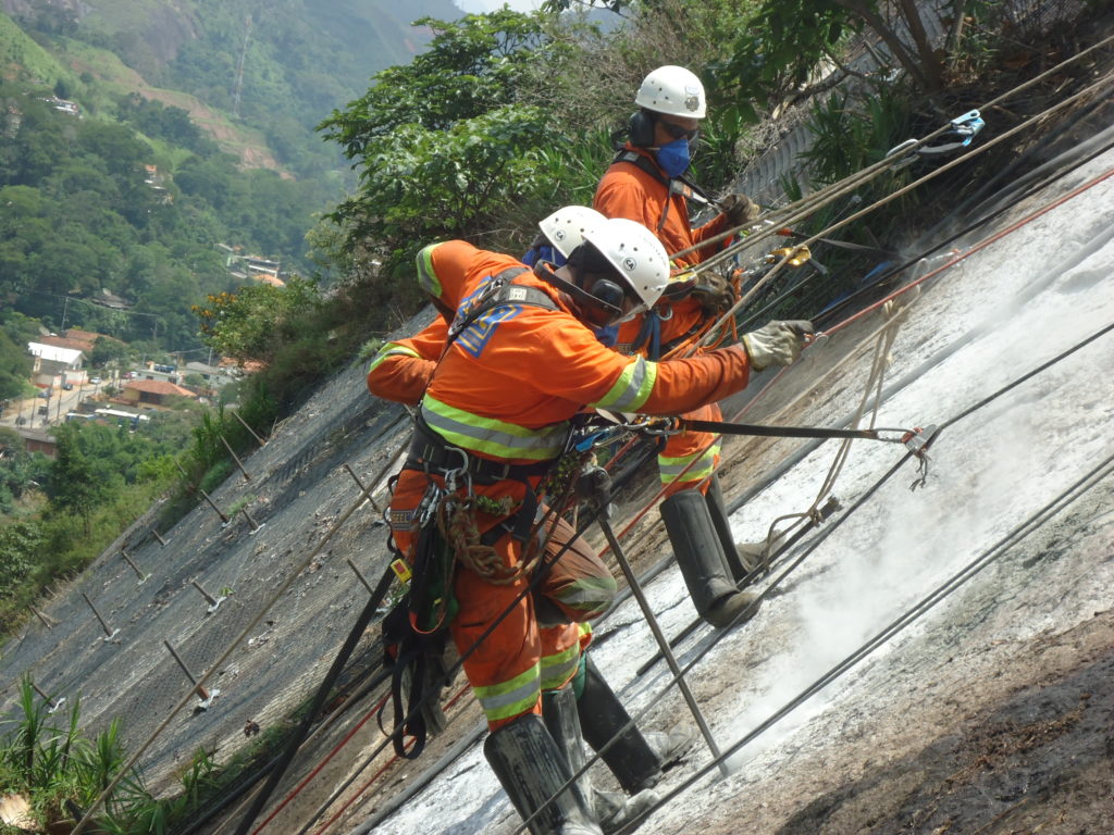 Obra 763 – Estabilização de parede rochosa com aplicação do sistema Steelgrid HR 50 – Cia Concessão Rodoviária Juiz de Fora - Rio – CONCER