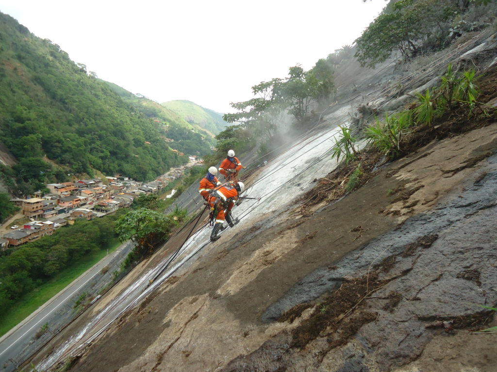 Obra 763 – Estabilização de parede rochosa com aplicação do sistema Steelgrid HR 50 – Cia Concessão Rodoviária Juiz de Fora - Rio – CONCER