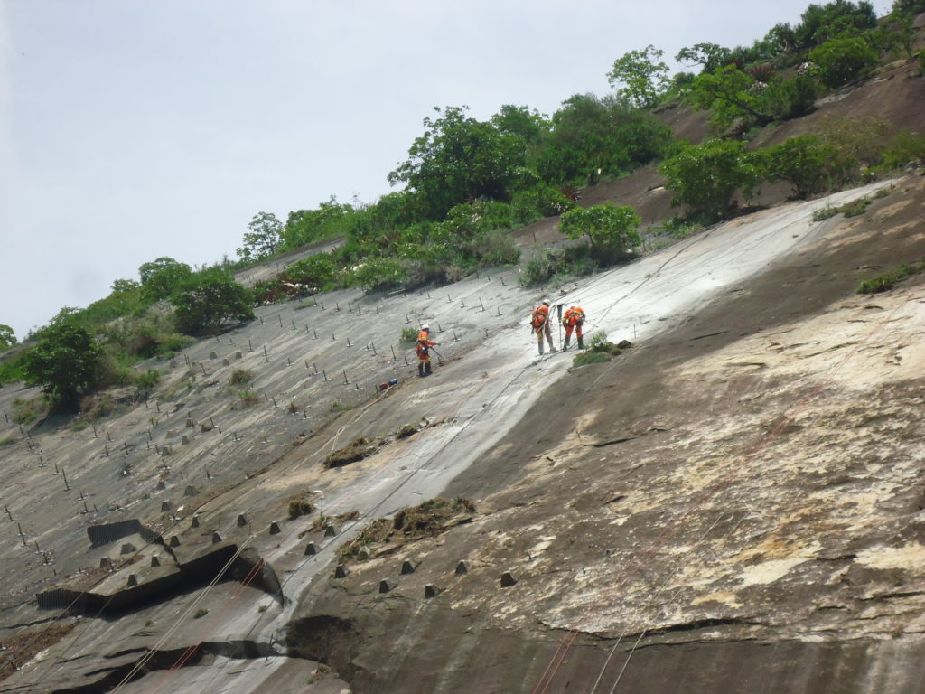 Obra 763 – Estabilização de parede rochosa com aplicação do sistema Steelgrid HR 50 – Cia Concessão Rodoviária Juiz de Fora - Rio – CONCER