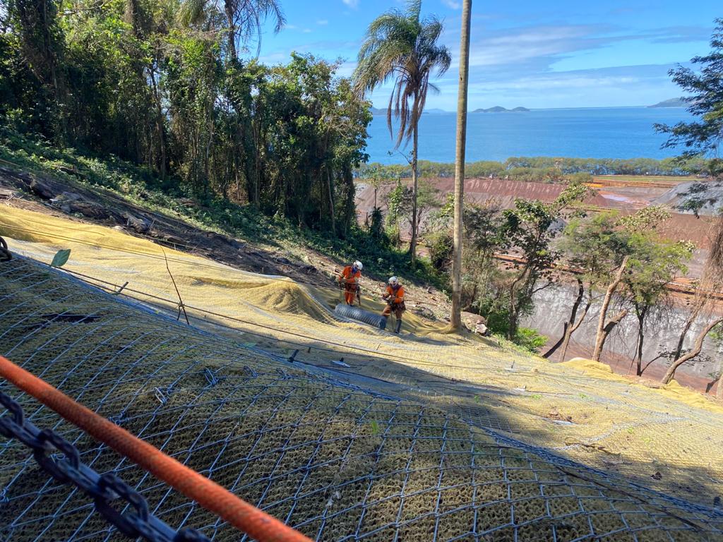 SOLO GRAMPEADO EM GRANDES PROPORÇÕES – Depósitos de Minério de Ferro do Terminal Ilha Guaíba (TIG)  em Mangaratiba (RJ)