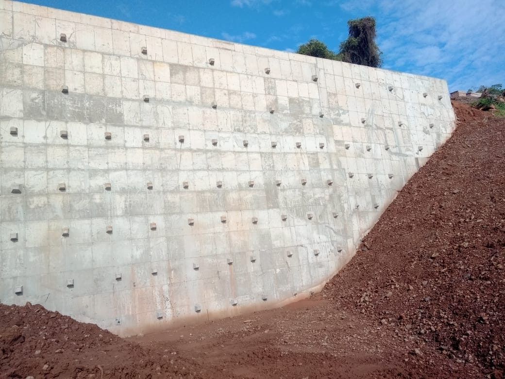 DUAS CORTINAS ATIRANTADAS E RECUPERAÇÃO DO ATERRO DA LINHA FÉRREA NA MALHA OESTE, EM BOTUCATU (SP)
