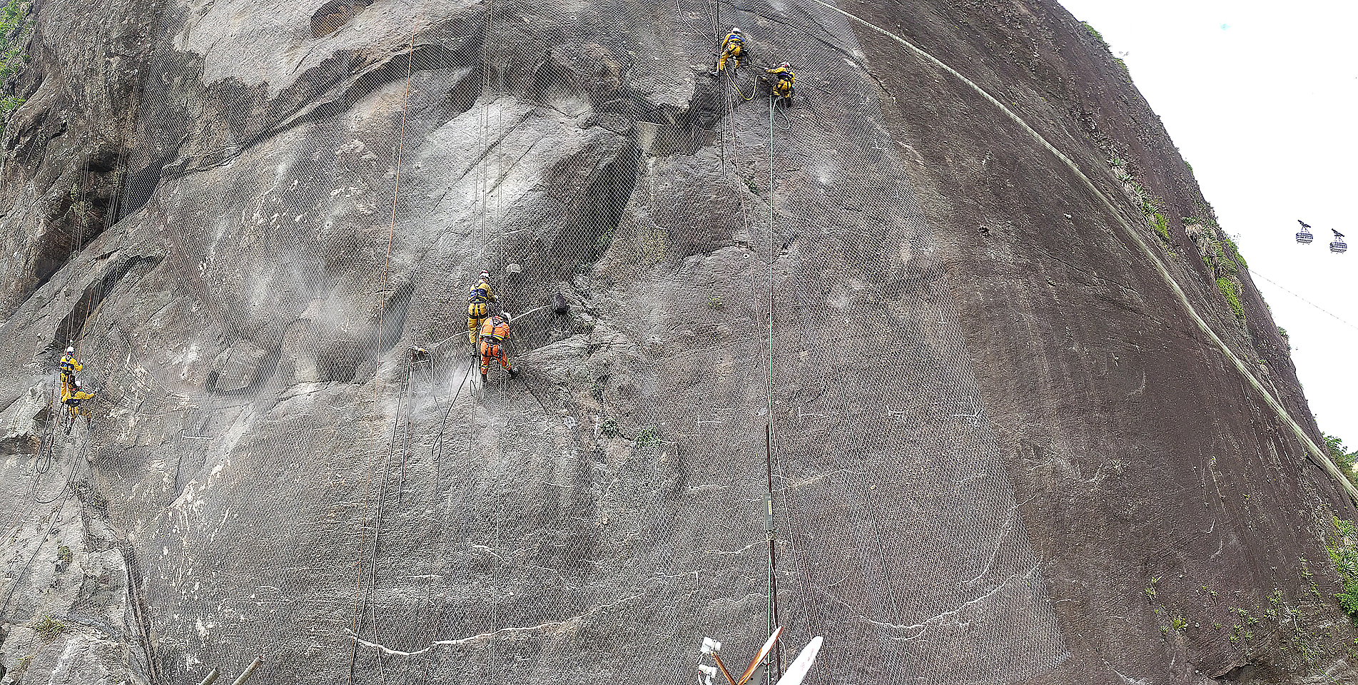 800 m² DE TELAS DE ALTA RESISTÊNCIA – SEEL REALIZA CONTENÇÃO EMERGENCIAL NO MORRO DA URCA (Obras 833 e 839)