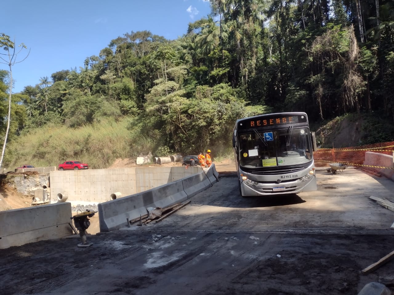 OBRA 811 EM FINALIZAÇÃO – VEÍCULOS JÁ DESFRUTAM DAS MELHORIAS NA RODOVIA RJ-163